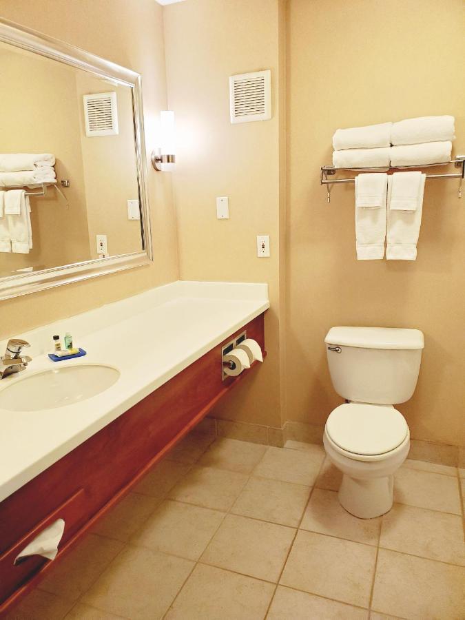 King Room Mobility Access Tub Non-Smoking,1709957222:JPEG