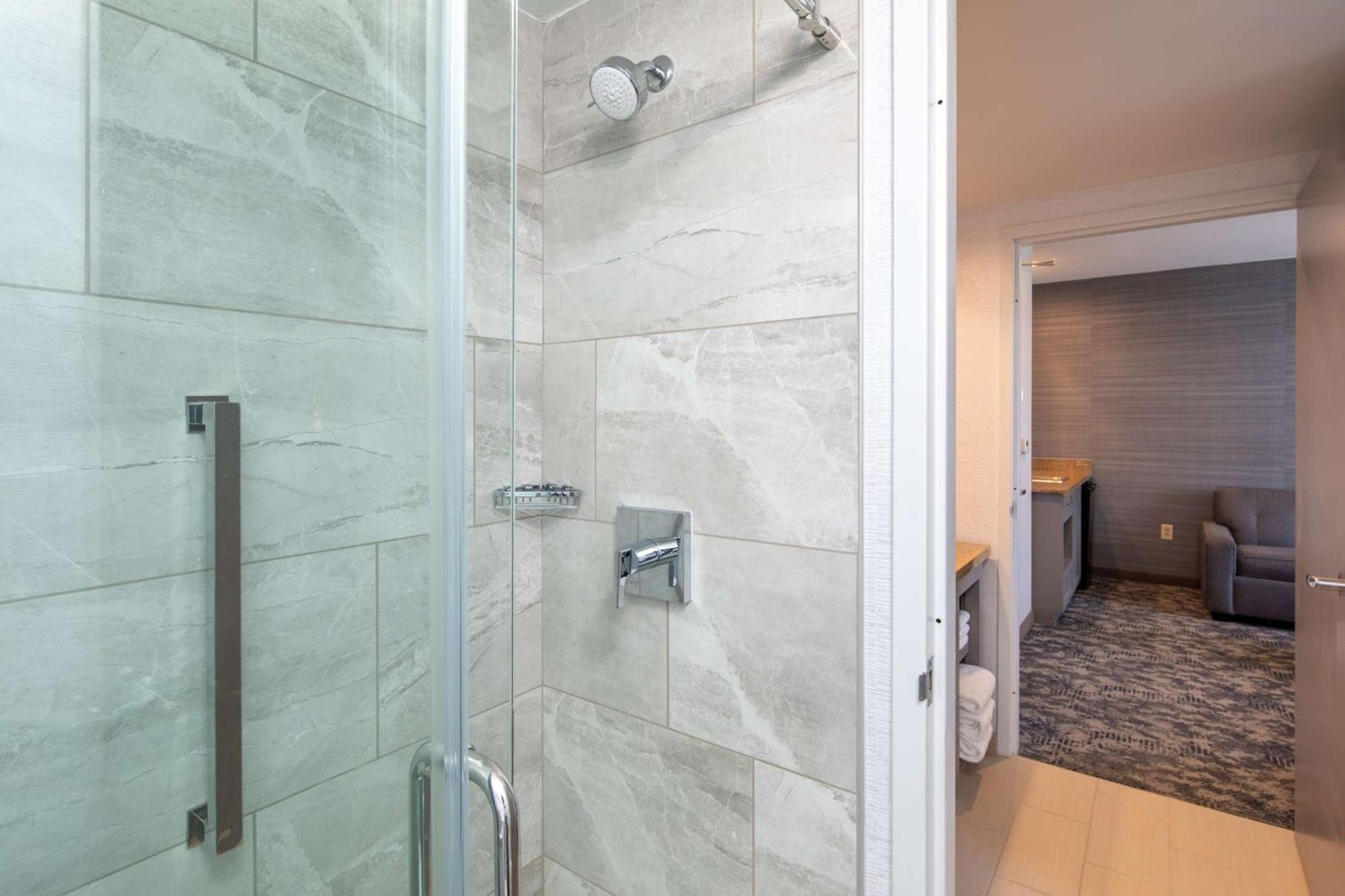 Suite mit Kingsize-Bett und Blick auf den Flughafen